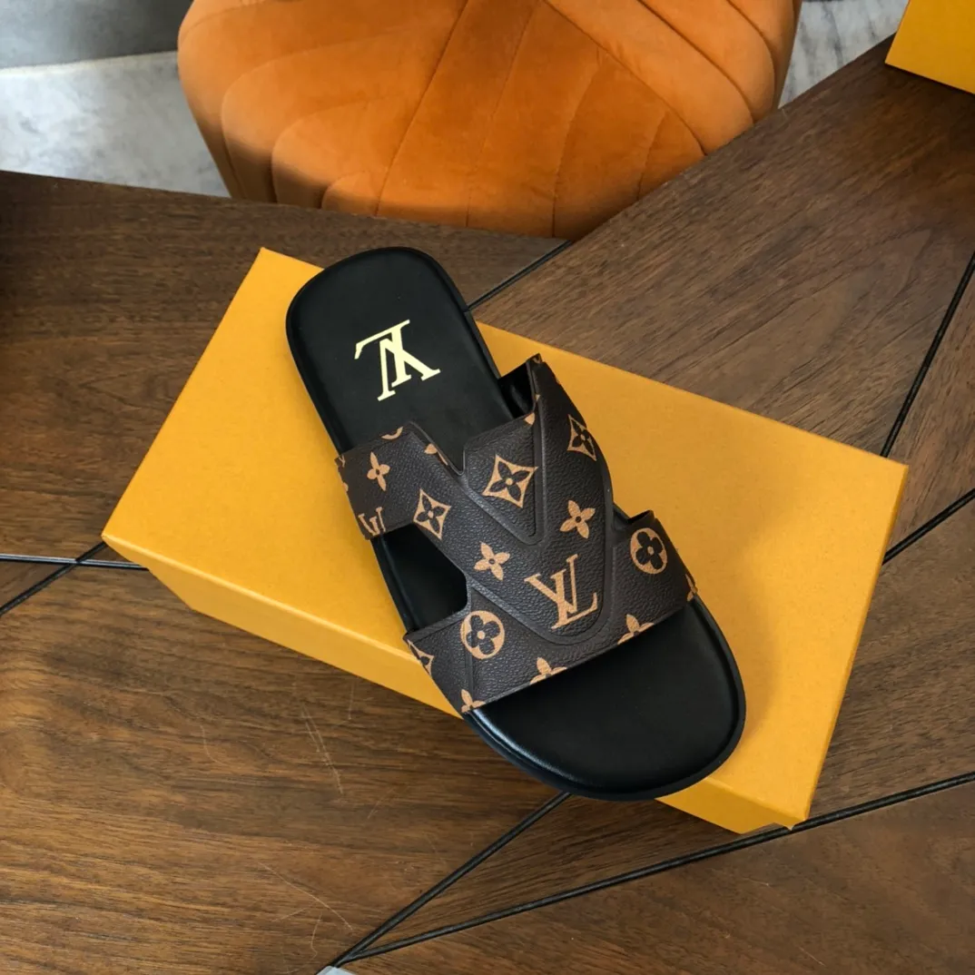 Factory price: 270💰LV counters are selling new brand luxury men's slippers, casual, loose and comfortable. The must-have model in the picture above [Happy][Happy], multiple colors available Size: 38-44, customized 45
